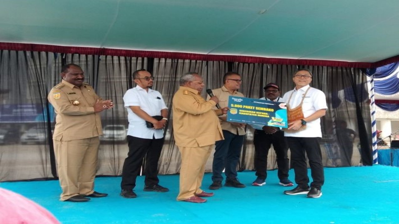 Menteri Perdagangan (Mendag) Zulkifli Hasan menyerahkan secara simbolis 5.000 paket sembako kepada Bupati Mimika Eltinus Omaleng, merupakan program CSR PTFI untuk disalurkan kepada masyarakat di Mile 32 Distrik Kuala Kencana, Kabupaten Mimika, Provinsi Papua Tengah. ANTARA/Agustina Estevani Janggo