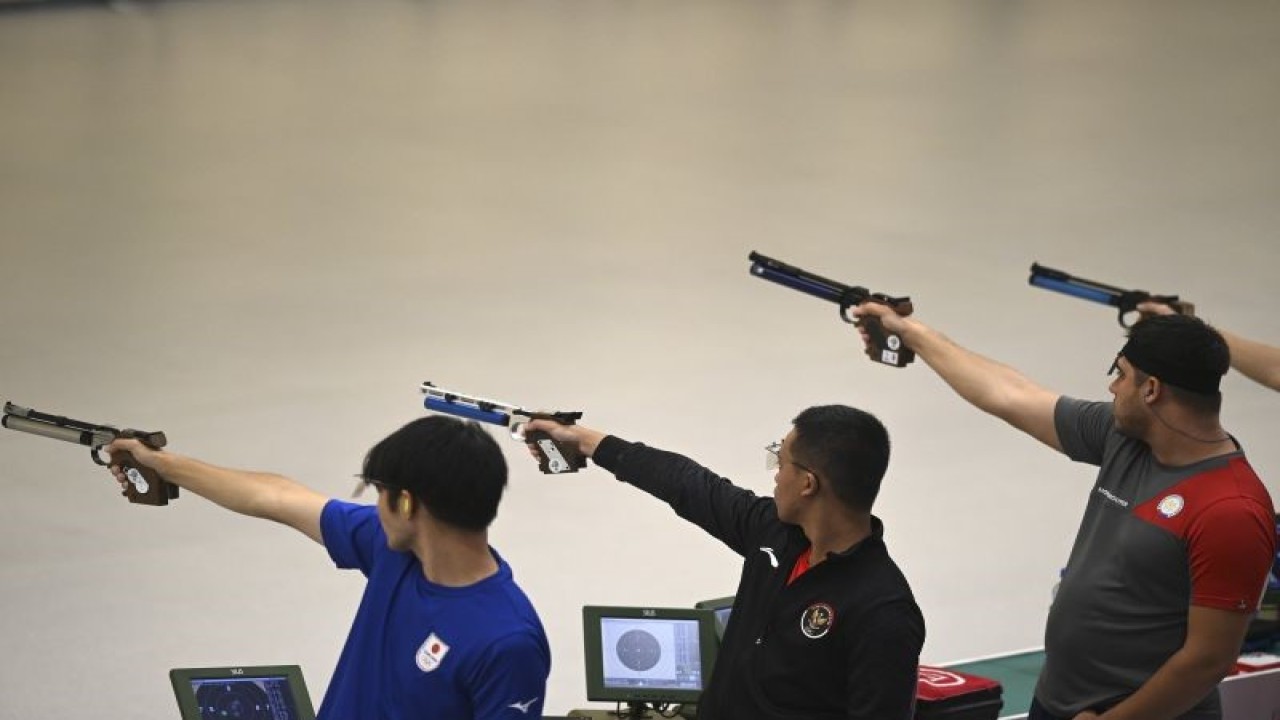 Ilustrasi - Petembak putra Indonesia Alif Satria Bahari (kedua kiri) mengikuti kualifikasi 10 meter air pistol Asian Games 2022 di Fuyang Yinhu Sports Centre, Hangzhou, China, Kamis (28/9/2023). ANTARA FOTO/M Risyal Hidayat/foc.