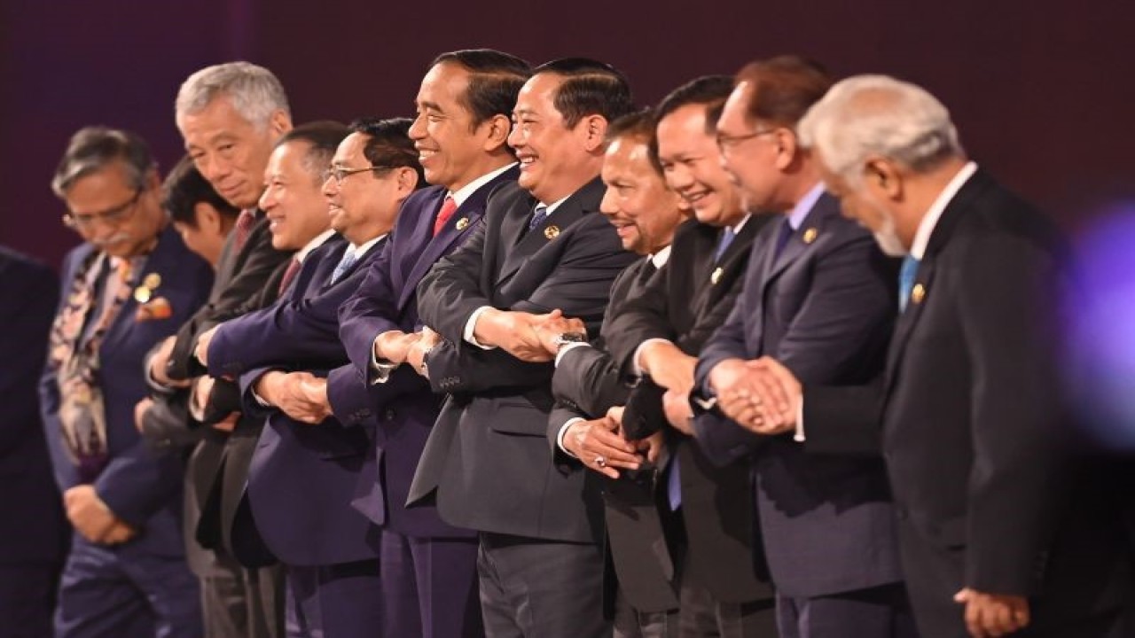 Presiden Joko Widodo (keenam kanan) berfoto bersama (dari kiri) Presiden Bangladesh Mohammed Shahabuddin, Presiden Filipina Ferdinand Romualdez Marcos Jr, Perdana Menteri Singapura Lee Hsien Loong, Head of Delegation Sarun Charoensuwan, Perdana Menteri Vietnam Pham Minh Chinh, Perdana Menteri Laos Sonexay Siphandone, Sultan Brunei Darussalam Hassanal Bolkiah, Perdana Menteri Kamboja Hun Manet, Perdana Menteri Malaysia Anwar Ibrahim, dan Perdana Menteri Timor Leste Xanana Gusmao saat pembukaan KTT ke-43 ASEAN 2023 di Jakarta, Selasa (5/9/2023). ANTARA FOTO/Media Center KTT ASEAN 2023/Zabur Karuru/foc.