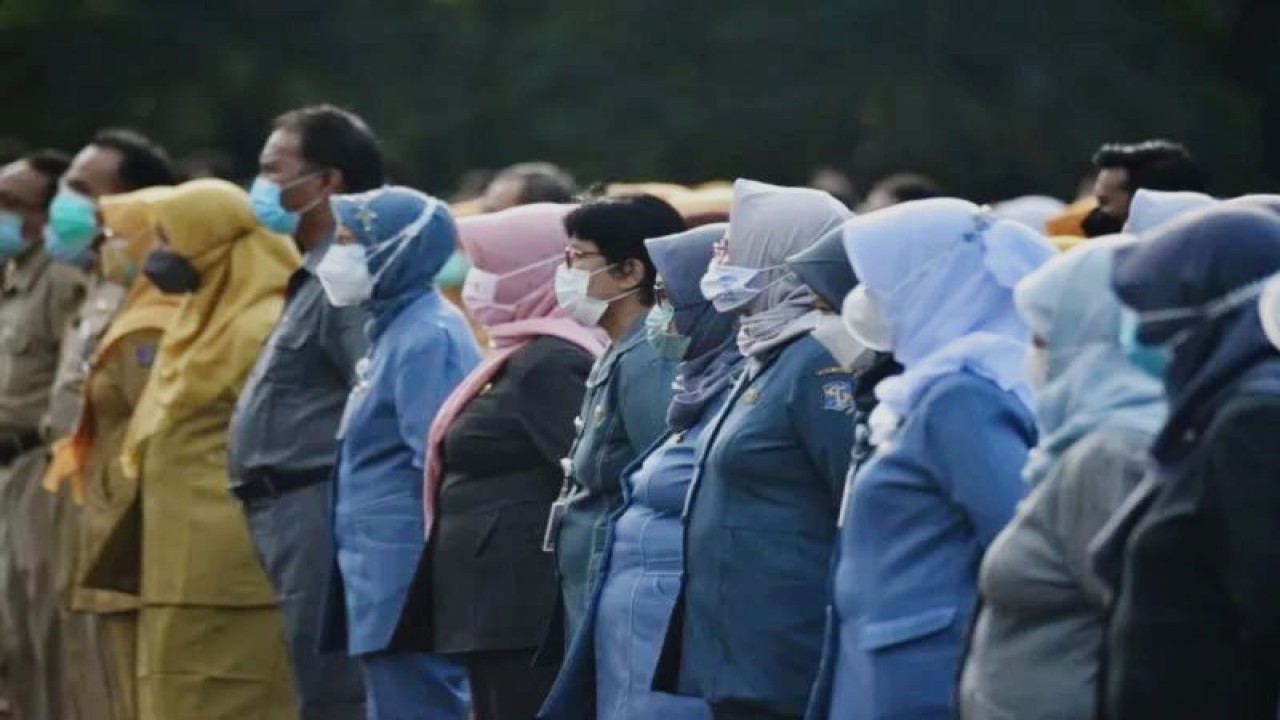 Foto Arsip - Aparatur Sipil Negara (ASN) Kota Surabaya melaksanakan kegiatan upacara dan pengarahan beberapa waktu lalu. (ANTARA/HO-Diskominfo Surabaya)