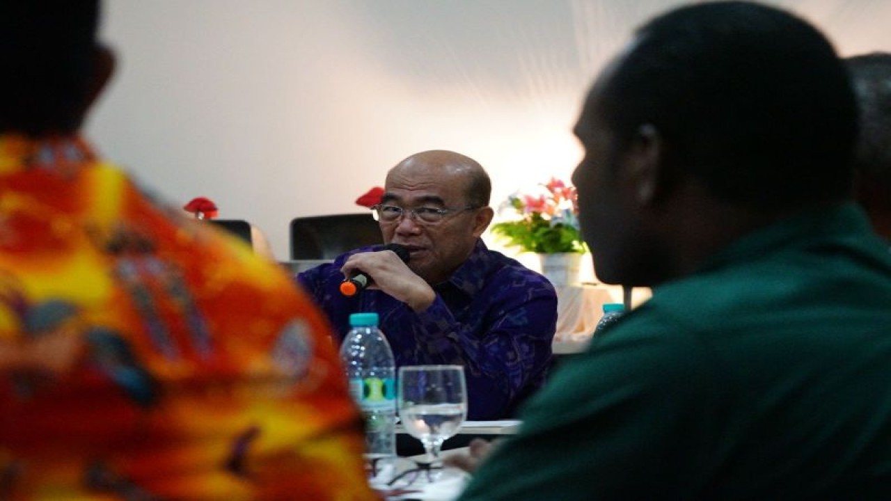 Menteri Koordinator Bidang Pembangunan Manusia dan Kebudayaan (Menko PMK) Muhadjir Effendy saat melakukan pertemuan dengan 10 pemuka agama Kristen dan Katolik di Kabupaten Mimika, Papua Tengah. (ANTARA/ HO-Kemenko PMK)