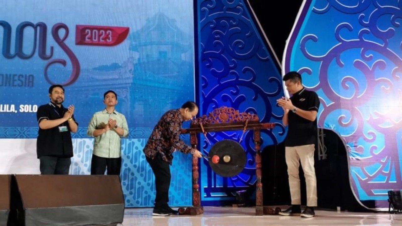 Menkominfo Budi Arie Setiadi saat membuka Rakernas APJII di Kota Surakarta, Jawa Tengah, Selasa (26/9/2023). (ANTARA/Aris Wasita)