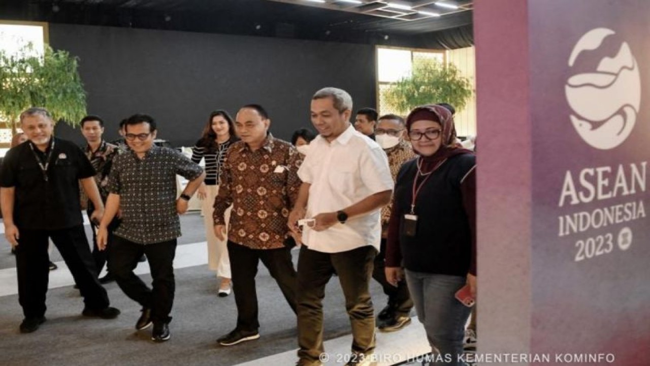 Menkominfo Budi Arie Setiadi, Wamenkominfo Nezar Patria dan Dirjen IKP Kemenkominfo Usman Kansing saat meninjau fasilitas media center di Exhibition Hall B Jakarta Convention Center yang tengah dalam proses penyelesaian, Kamis (21/08/2023). (ANTARA/kominfo.go.id)