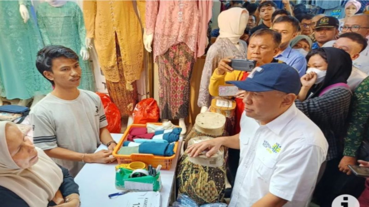Menteri Koperasi dan Usaha Kecil Menengah (Menkop UKM) Teten Masduki berdialog dengan pedagang di Pasar Tanah Abang Blok A, Jakarta, Selasa (19/9/2023). (ANTARA/Donny Aditra)