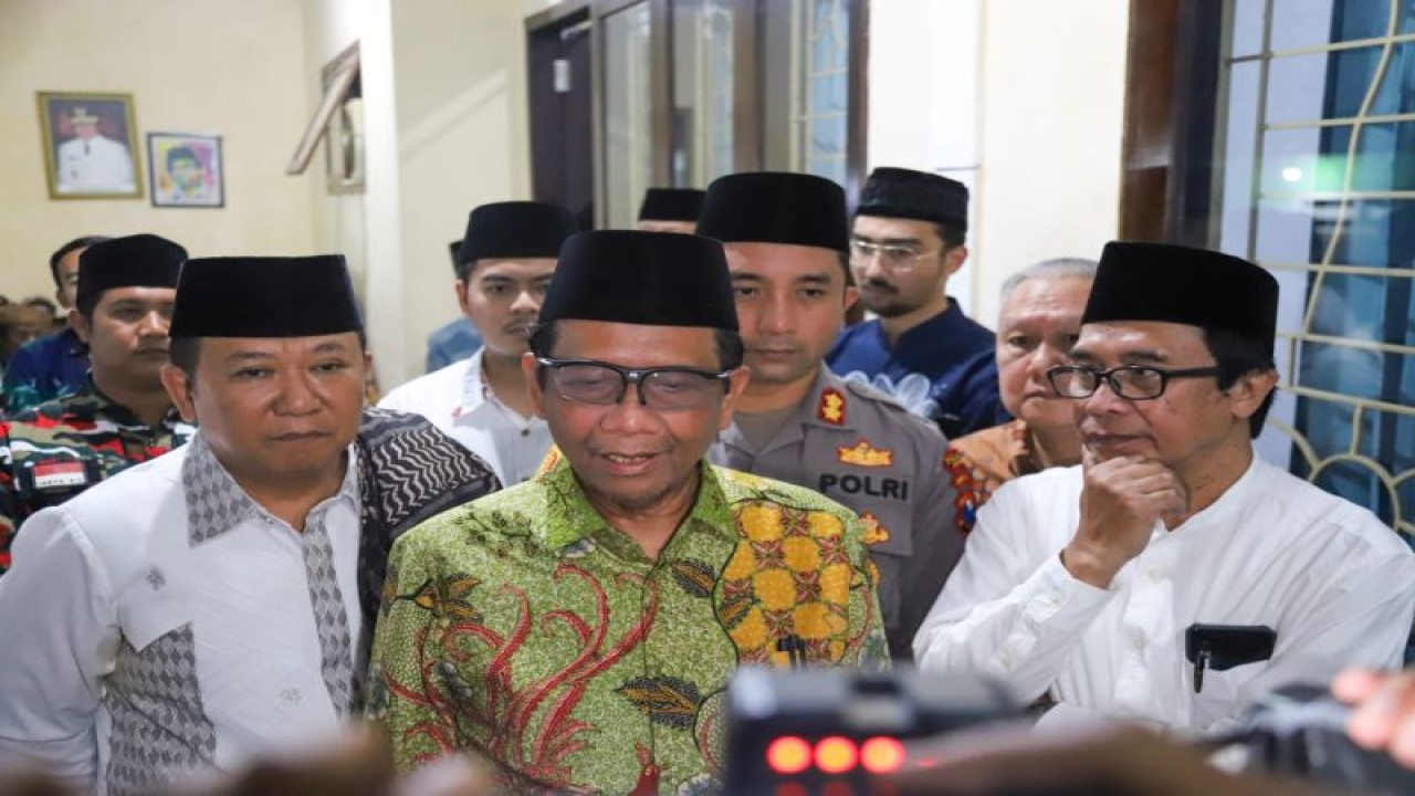 Menkopolhukam Mahfud MD didampingi Bupati Jember Hendy Siswanto (kiri) dan Pengasuh Ponpes Al Falah KH Abdul Muqiet Arief (kanan) usai silaturahim di Ponpes Al Falah, Kecamatan Silo, Kabupaten Jember, Jawa Timur, Minggu (24/9/2023). (ANTARA/HO-Diskominfo Jember)
