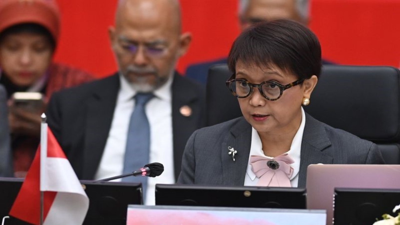 Arsip - Menteri Luar Negeri RI Retno Marsudi memberikan pandangan saat menghadiri Pertemuan ke-34 Dewan Koordinasi ASEAN (ACC) di Gedung Sekretariat ASEAN, Jakarta, Senin (4/9/2023). Media Center KTT ASEAN 2023/Aditya Pradana Putra. (ADITYA PRADANA PUTRA/ADITYA PRADANA PUTRA)