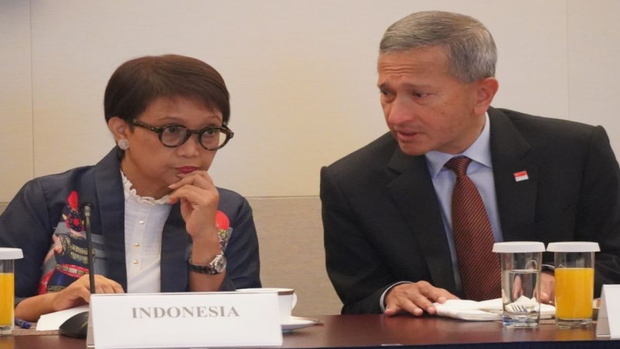 Menteri Luar Negeri RI Retno Marsudi (kiri) berbicara dengan Menteri Luar Negeri Singapura Vivian Balakrishnan (kanan) dalam pertemuan Ministerial Meeting of the Global Governance Group (3GMM) di New York, Amerika Serikat pada Rabu (20/9/2023). (ANTARA/HO-Kemlu RI)