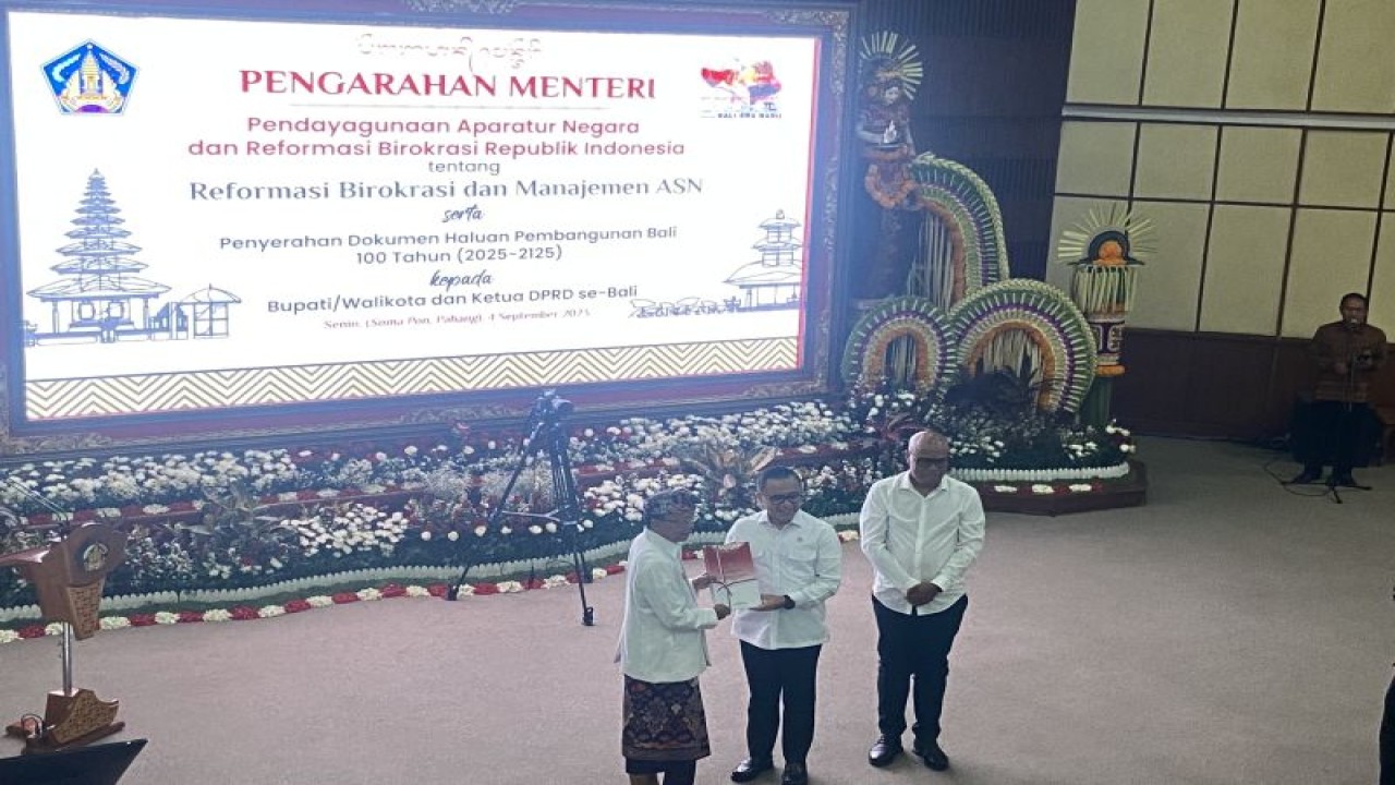 MenPAN RB Abdullah Azwar Anas saat menyerahkan Dokumen Haluan Pembangunan Bali 100 Tahun di Denpasar, Senin (4/9/2023). ANTARA/Ni Putu Putri Muliantari