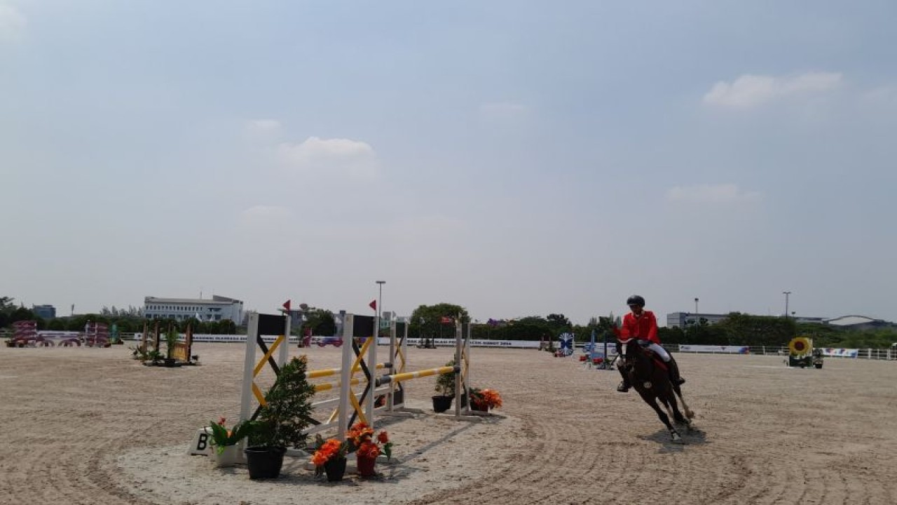 Atlet equistrian dalam Kejuaraan Nasional Pordasi Equistrian 2023 sekaligus menjadi Babak Kualifikasi Pekan Olahraga Nasional (PON) 2024 Aceh-Sumatera Utara yang berlangsung di Jakarta Equestrian Park, Jakarta, Kamis (14/09/2023). (ANTARA/FAJAR SATRIYO)