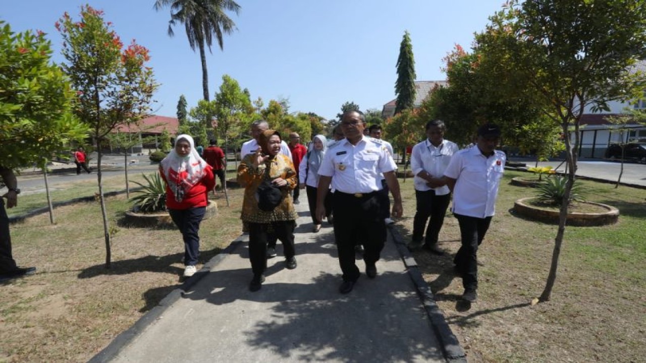 Arsip - Menteri Sosial Tri Rismaharini saat mengecek kesiapan perhelatan internasional bertajuk ASEAN High Level Forum (AHLF) on Enabling Disability and Partnership beyond 2025 antara pejabat tinggi dan mitra ASEAN tentang penyandang disabilitas di Sentra Wirajaya, Makassar, Sulawesi Selatan, Rabu (6/9/2023). (Antara/HO-Kemensos)