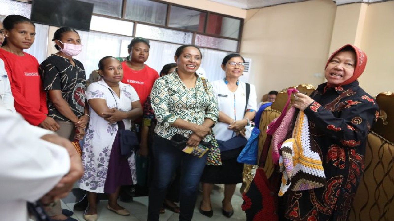 Menteri Sosial Tri Rismaharini berdialog bersama para perempuan pengrajin noken di Kabupaten Biak Numfor, Papua, Rabu (13/9/2023). (Antara/HO-Kemensos)