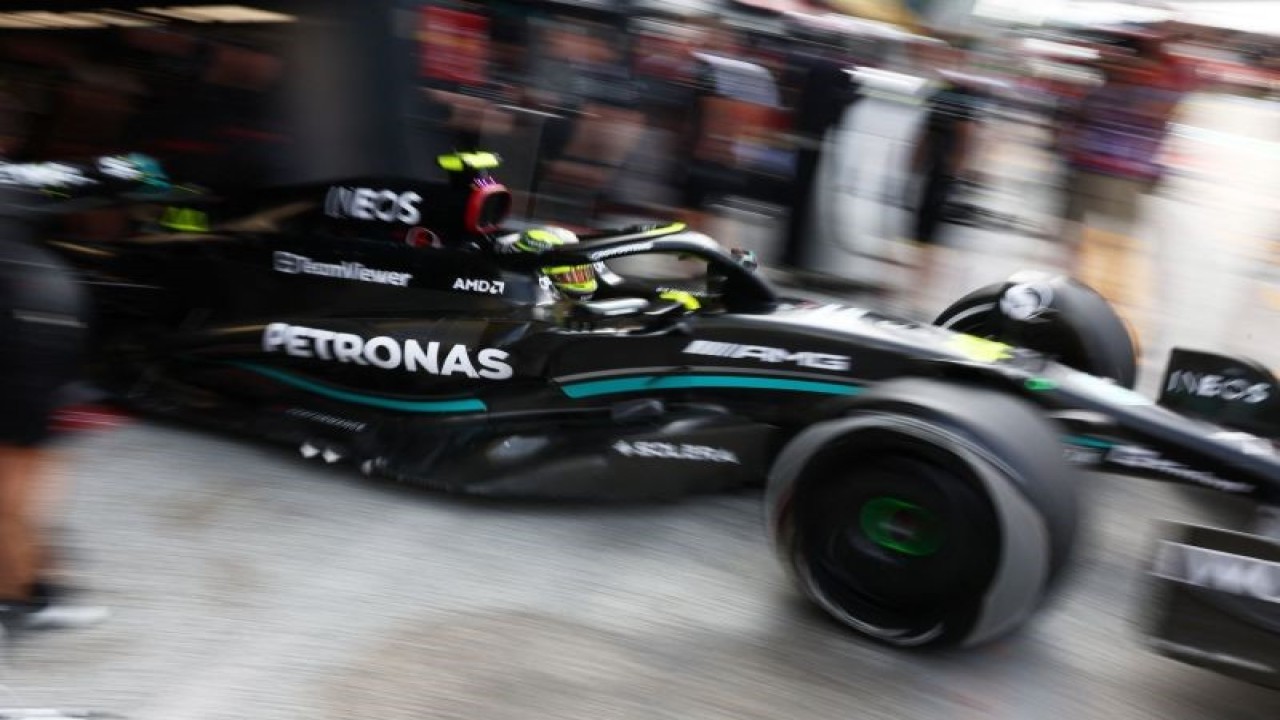 Pembalap Mercedes Lewis Hamilton keluar dari garasi saat akan mengikuti sesi latihan Formula 1 GP Belanda, di Sirkuit  Zandvoort, Zandvoort, Belanda, Jumat (25/8/2023). ANTARA FOTO/Reuters-Stephanie Lecocq/hp.