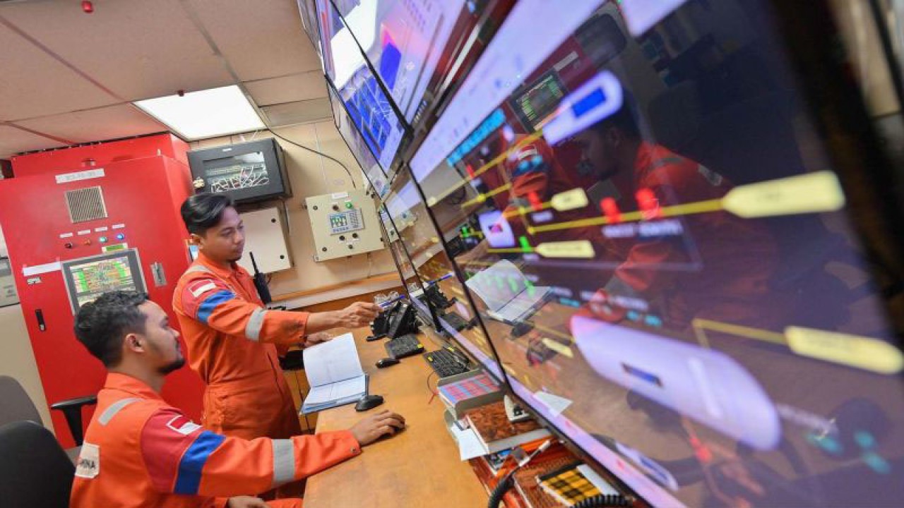 Operator memonitor proses produksi migas melalui layar digital pada Anjungan Bravo Flow Station Pertamina Hulu Energi (PHE) Offshore North West Java (ONWJ), lepas pantai utara Subang, Laut Jawa, Jawa Barat, Minggu (2/4/2023). ANTARA FOTO/Aditya Pradana Putra/aww.