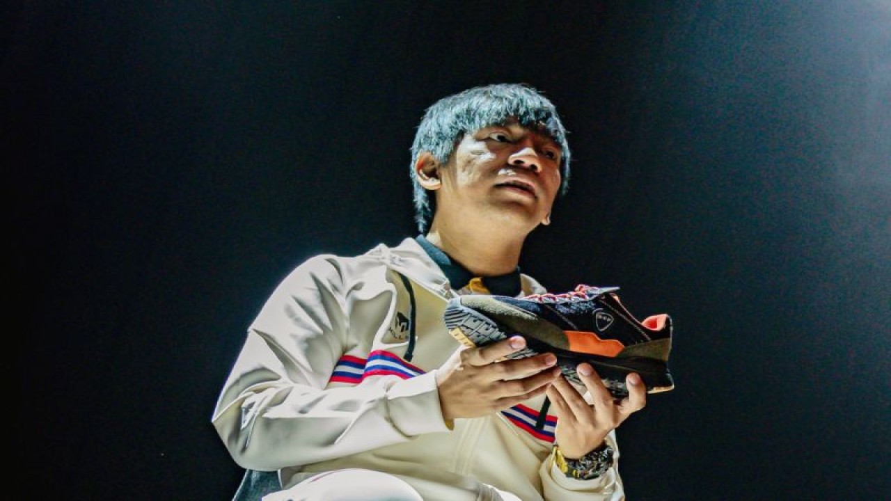 Mills menggaet Rian D'Masiv menghadirkan sepatu kasul Revolt Raze. (ANTARA/HO-Mills)