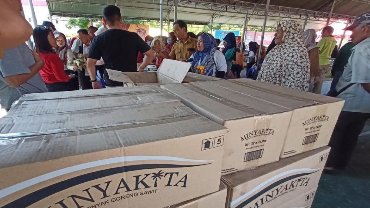 Pemkot Palu subsidi minyak goreng dalam kemasan pada pasar murah di momen HUT ke-45 Kota Palu, Selasa (26/9/2023). ANTARA/Moh Ridwan