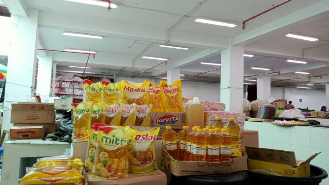 Minyak goreng yang dijual di pasar Renteng, Kabupaten Lombok Tengah, Provinsi Nusa Tenggara Barat (ANTARA/HO-Mahasiswa magang IAIH Lombok Timur)