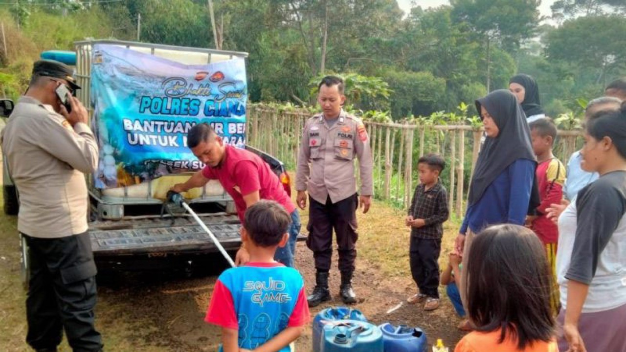 Mobil patroli polisi di Cianjur, Jawa Barat, disulap menjadi mobil tangki untuk menyuplai air bersih bagi warga hingga ke pelosok terdampak kemarau. (ANTARA/Ahmad Fikri)