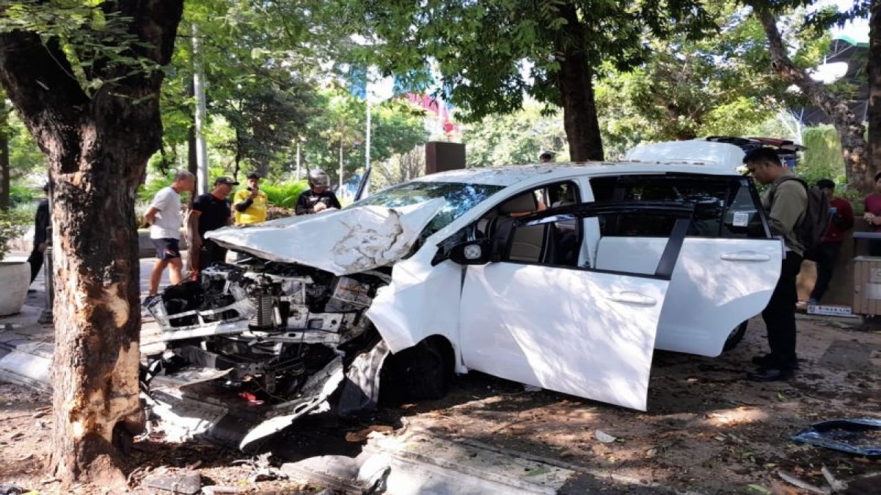 Mobil Toyota Innova yang mengalaminkecelakaan dinTaman Indonesia Kaya, Kota Semarang, Kamis. (ANTARA/ I.C. Senjaya)