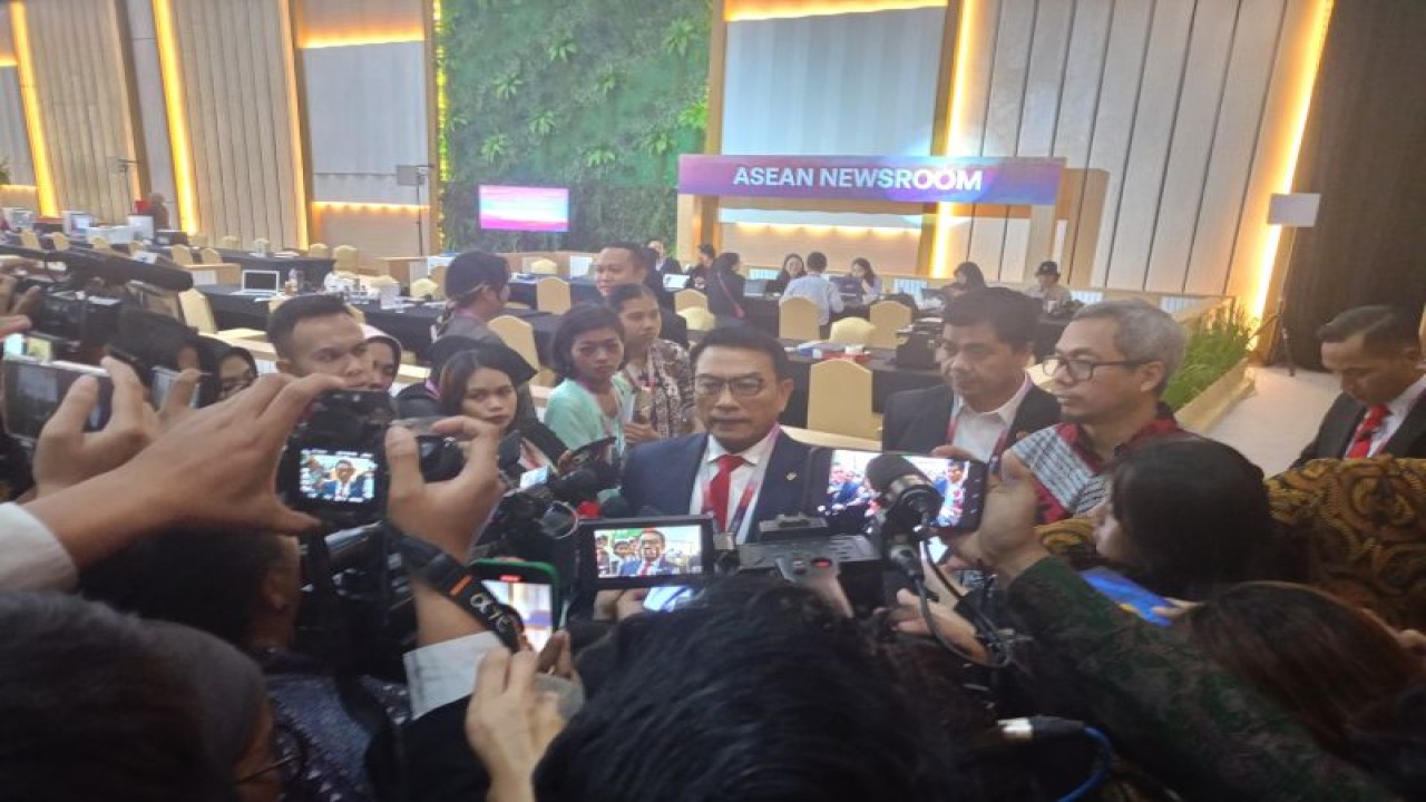 Kepala Staf Kepresidenan Moeldoko saat meninjau Media Center KTT ke-43 ASEAN di JCC, Jakarta, Selasa (5/9/2023). (ANTARA/Rangga Pandu Asmara Jingga)