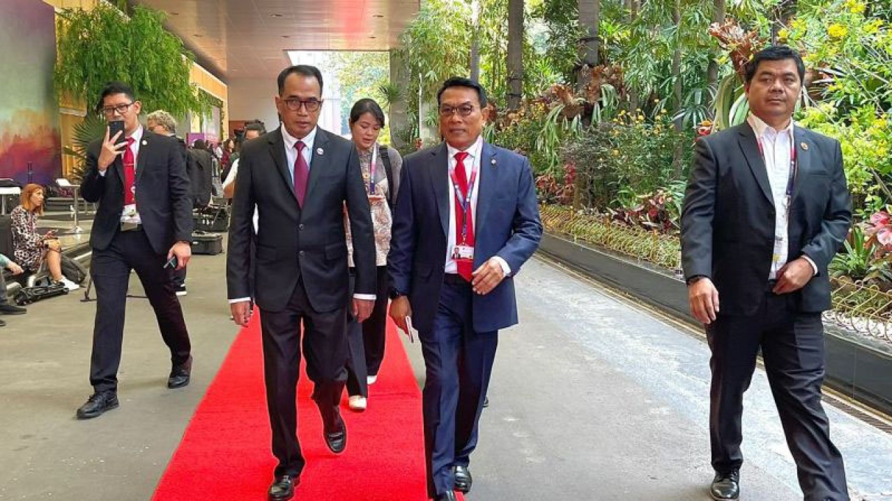 Kepala Staf Kepresidenan Moeldoko (kedua kanan) saat meninjau Media Center KTT ke-43 ASEAN, di Jakarta Convention Center, Kamis (7/9/2023). (ANTARA/HO-Kantor Staf Presiden)