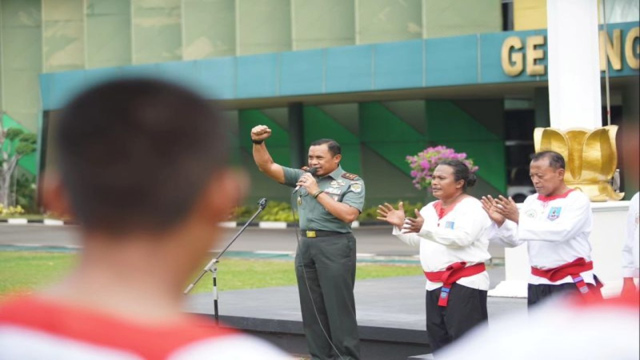 Pangdam Jaya Mayjen TNI Mohamad Hasan saat meninjau kesiapan latihan pencak silat Merpati Putih menjelang Peringatan HUT Ke-78 TNI di Kodam Jaya, Jakarta Timur, Kamis (21/9/2023). ANTARA/HO-Penerangan Kodam Jaya