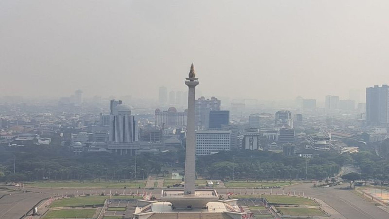 Monas dengan latar Jakarta yang berpolusi (16/8/2023). Menurut data dari IQAir pada Rabu, kualitas udara di Jakarta berstatus Tidak Sehat dengan skor 163. (ANTARA/Mecca Yumna NP) (Mecca Yumna)