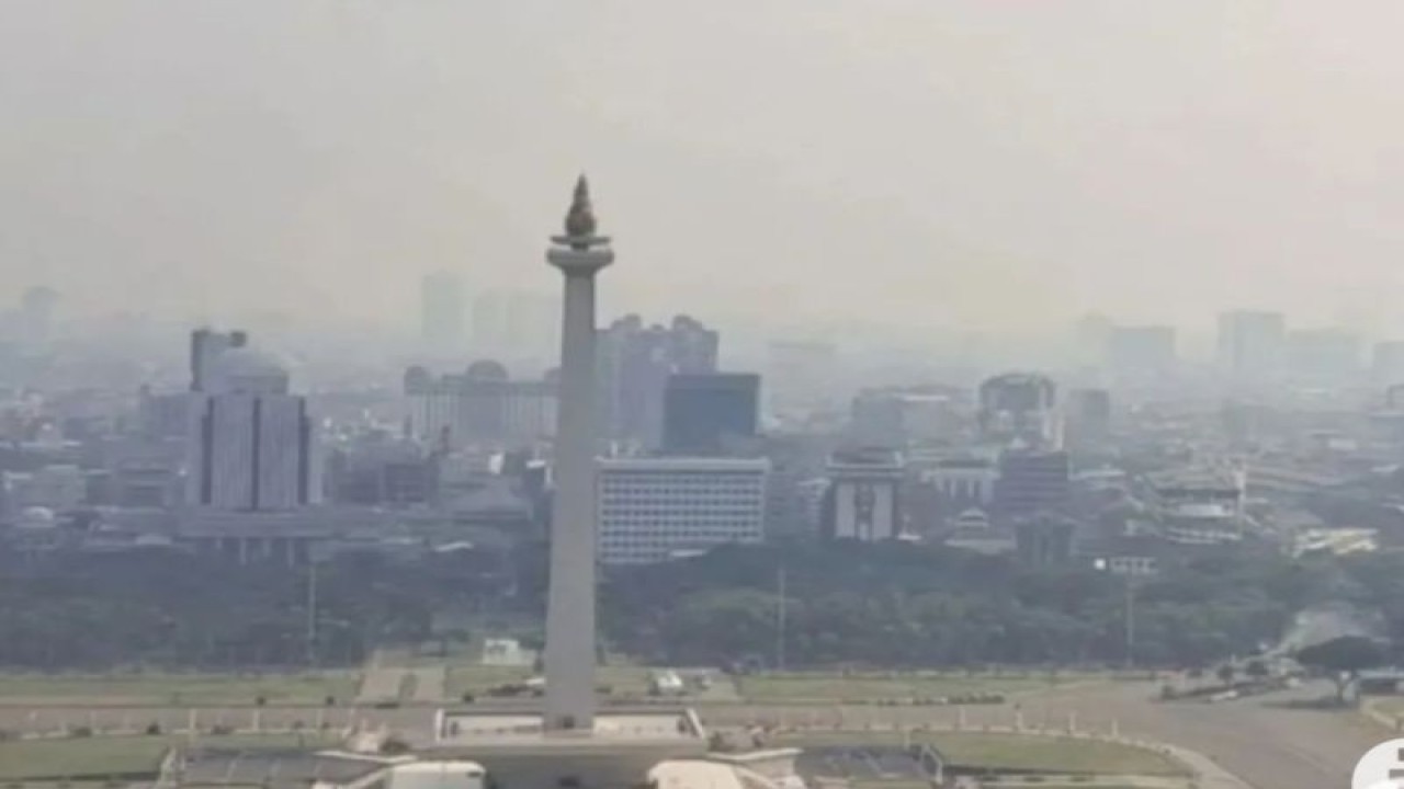 Monas dengan latar Jakarta yang berpolusi, Rabu (16/8/2023). ANTARA/Mecca Yumna NP