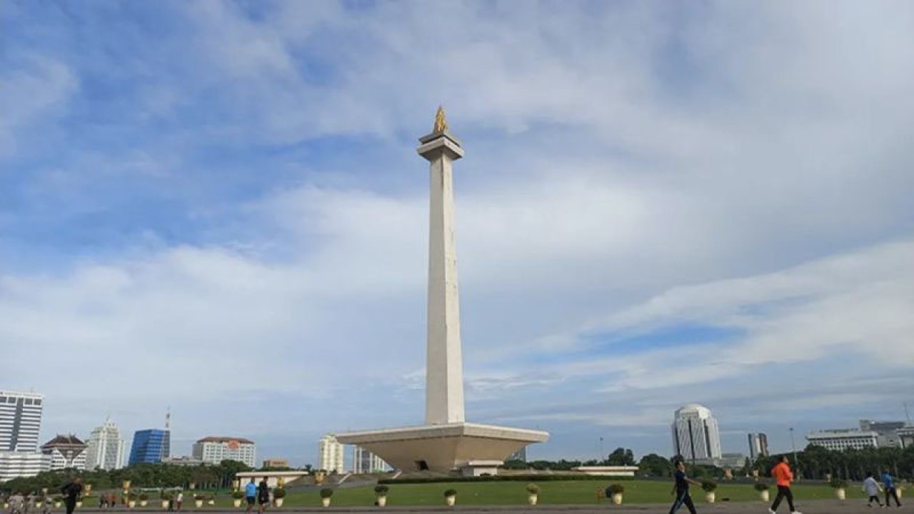 Ilustrasi - Warga berolahraga pagi di kawasan Monumen Nasional Jakarta saat cuaca cerah berawan. (ANTARA/Maryati/aa.)