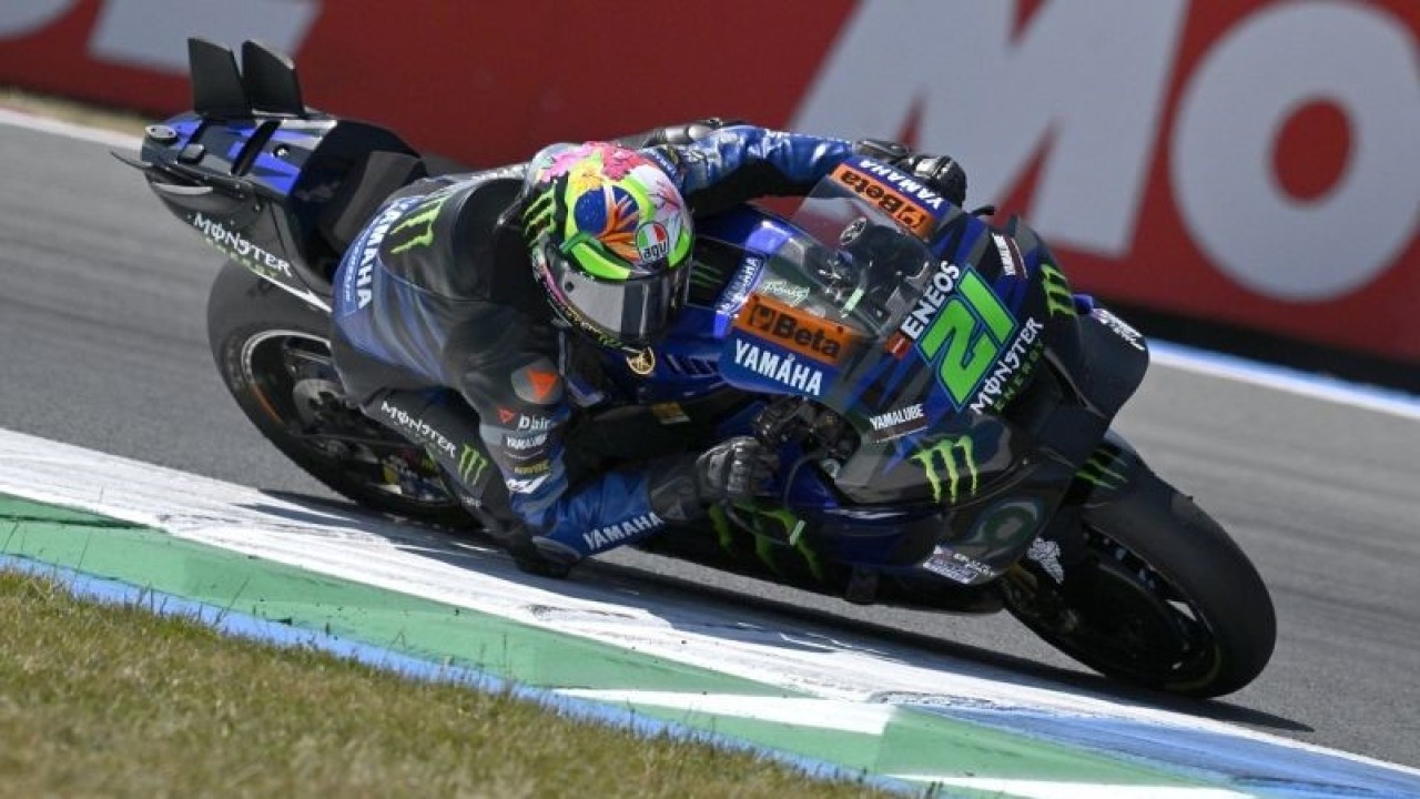 Pembalap Italia Franco Morbidelli bersama tim Monster Energy Yamaha beraksi di MotoGP Belanda pada 25 Juni 2023. (Photo by John THYS / AFP) (AFP/JOHN THYS)