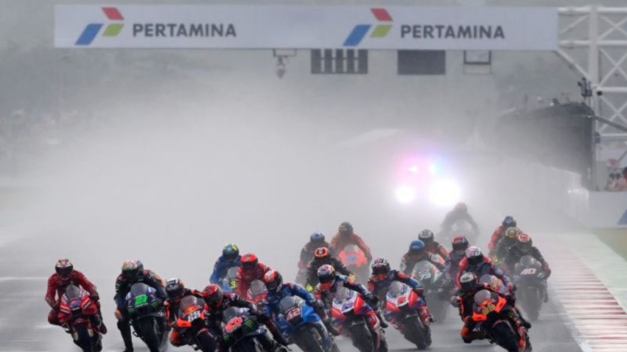 Ilustrasi - Sejumlah pembalap melaju saat balapan MotoGP seri Pertamina Grand Prix of Indonesia di Pertamina Mandalika International Street Circuit, Lombok Tengah, NTB, Minggu (20/3/2022). ANTARA FOTO/Andika Wahyu/foc.
