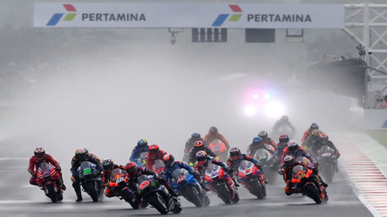 Arsip - Sejumlah pembalap melaju saat balapan MotoGP seri Pertamina Grand Prix of Indonesia di Pertamina Mandalika International Street Circuit, Lombok Tengah, NTB, Minggu (20/3/2022). ANTARA FOTO/Andika Wahyu/foc.