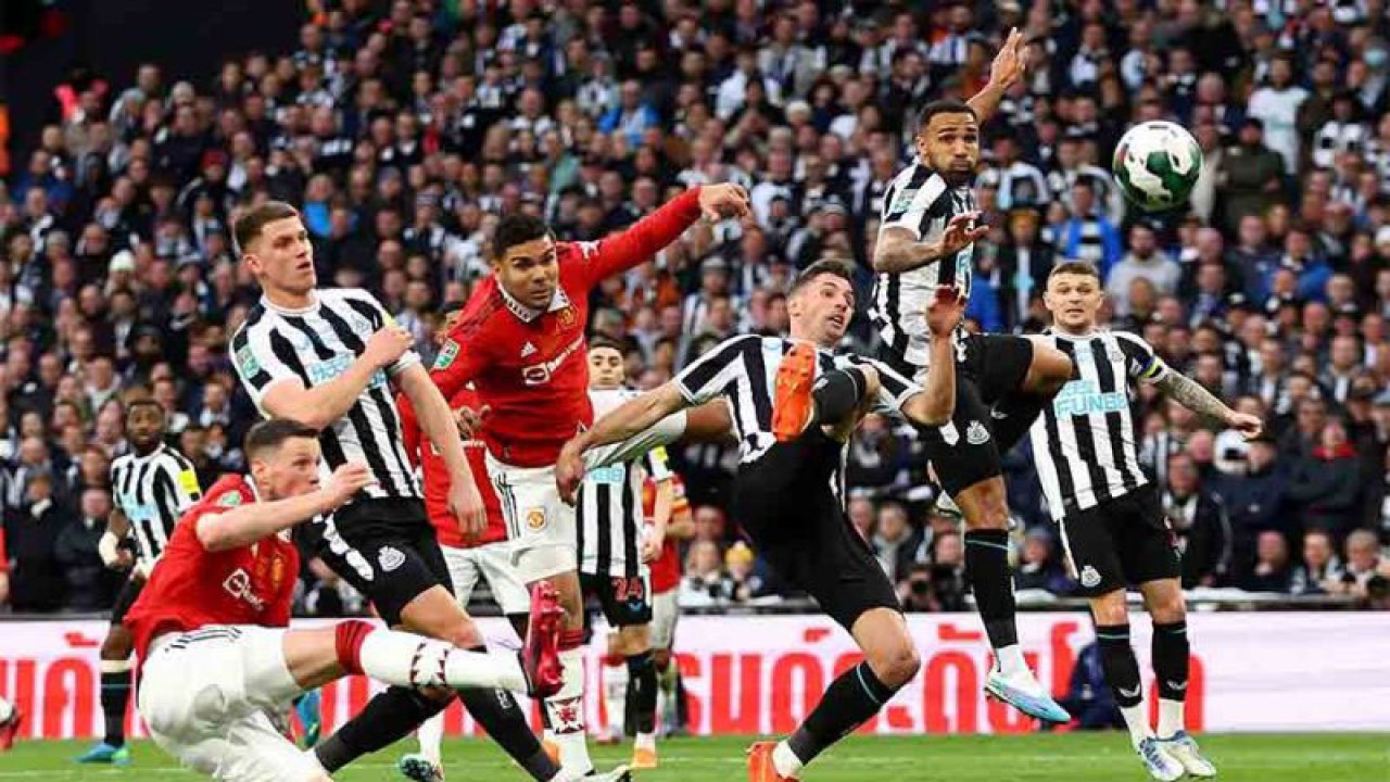 Aksi pemain Manchester United Casemiro saat mencetak gol ke gawang Newcastle United pada final Piala Liga Inggris di Wembley Stadium, London, Inggris, Minggu (27/2/2023). MU juara Carabao Cup usai mengalahkan Newcastle 2-0. ANTARA FOTO/REUTERS/Hannah Mckay /rwa.