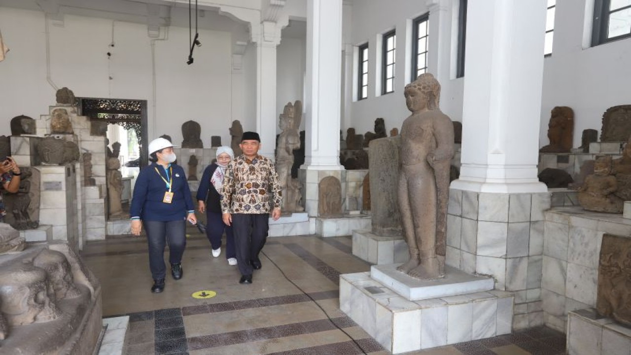 Menteri Koordinator Bidang Pembangunan Manusia dan Kebudayaan (Menko PMK) Muhadjir Effendy saat meninjau Museum Nasional pascakebakaran. (ANTARA/HO-Kemenko PMK)
