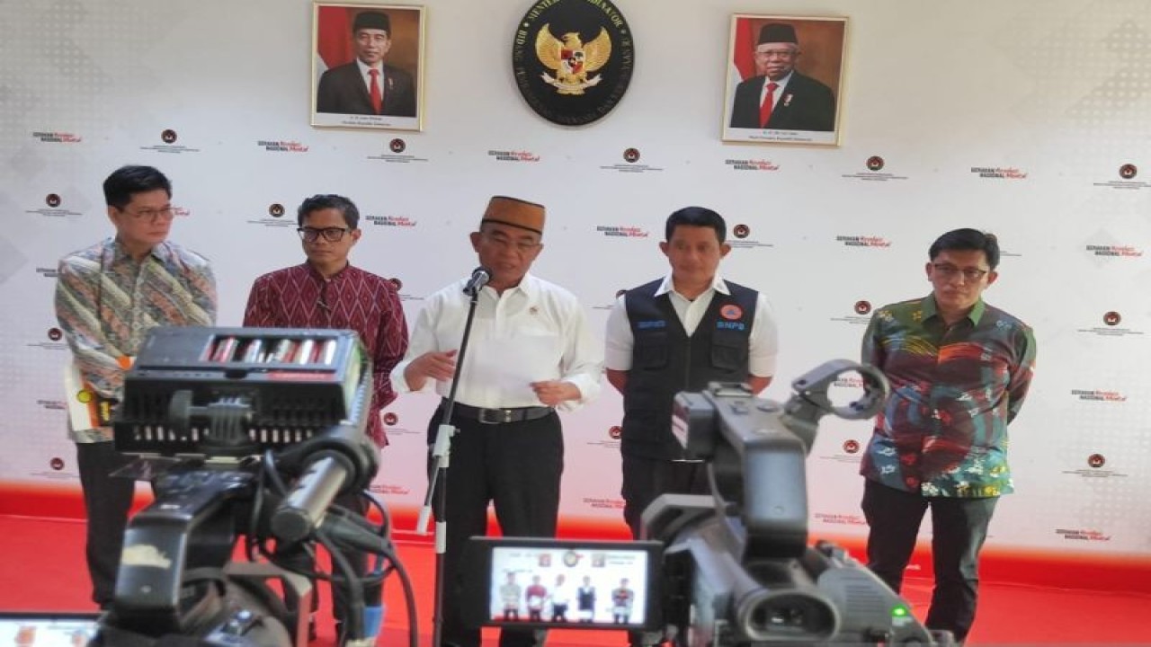 Menko PMK Muhadjir Effendy (tengah), Kepala BNPB Letjen TNI Suharyanto (kedua kiri), Wakil Menteri Luar Negeri RI Pahala Nugraha Mansury (kedua kanan) dalam konferensi pers "Rencana Pemberian Bantuan Kemanusiaan Pemerintah RI untuk Penanganan Bencana Banjir di Libya" di Jakarta, Jumat (22/9/2023). (ANTARA/ Zubi Mahrofi)