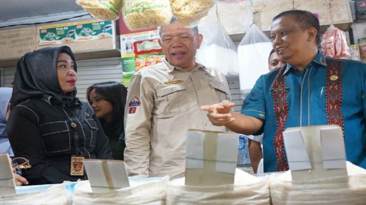 Kepala Dinas Perindustrian, Perdagangan, Energi dan Sumber Daya Mineral (Disperindag ESDM) Mulayadi Simatupang saat melakukan inspeksi mendadak (sidak) di Pasar Sukaramai, Medan, Jumat. (ANTARA/HO-Humas Pemprov Sumut)