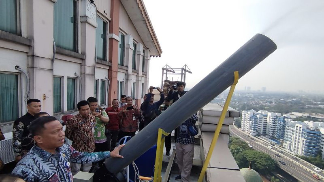 Arsip Foto - Wali Kota Jakarta Selatan Munjirin meninjau pengoperasian mesin "water mist" di atap Kantor Wali Kota Jakarta Selatan, Kamis (7/9/2023). (ANTARA/Bagus Ahmad Rizaldi)