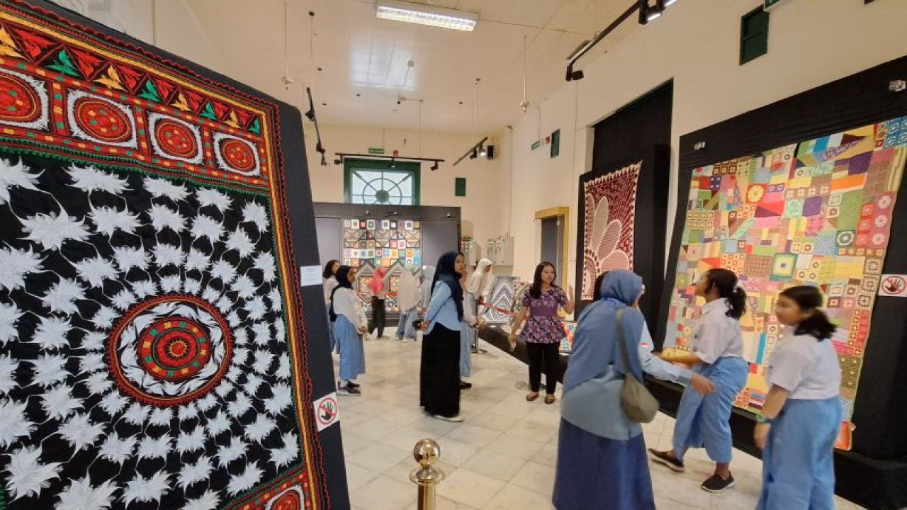 Pelajar melihat pameran Puspa Ragam Matra Nir Tenun di Museum Tekstil, Jakarta, Kamis (21/9/2023). (Rivan Awal Lingga)