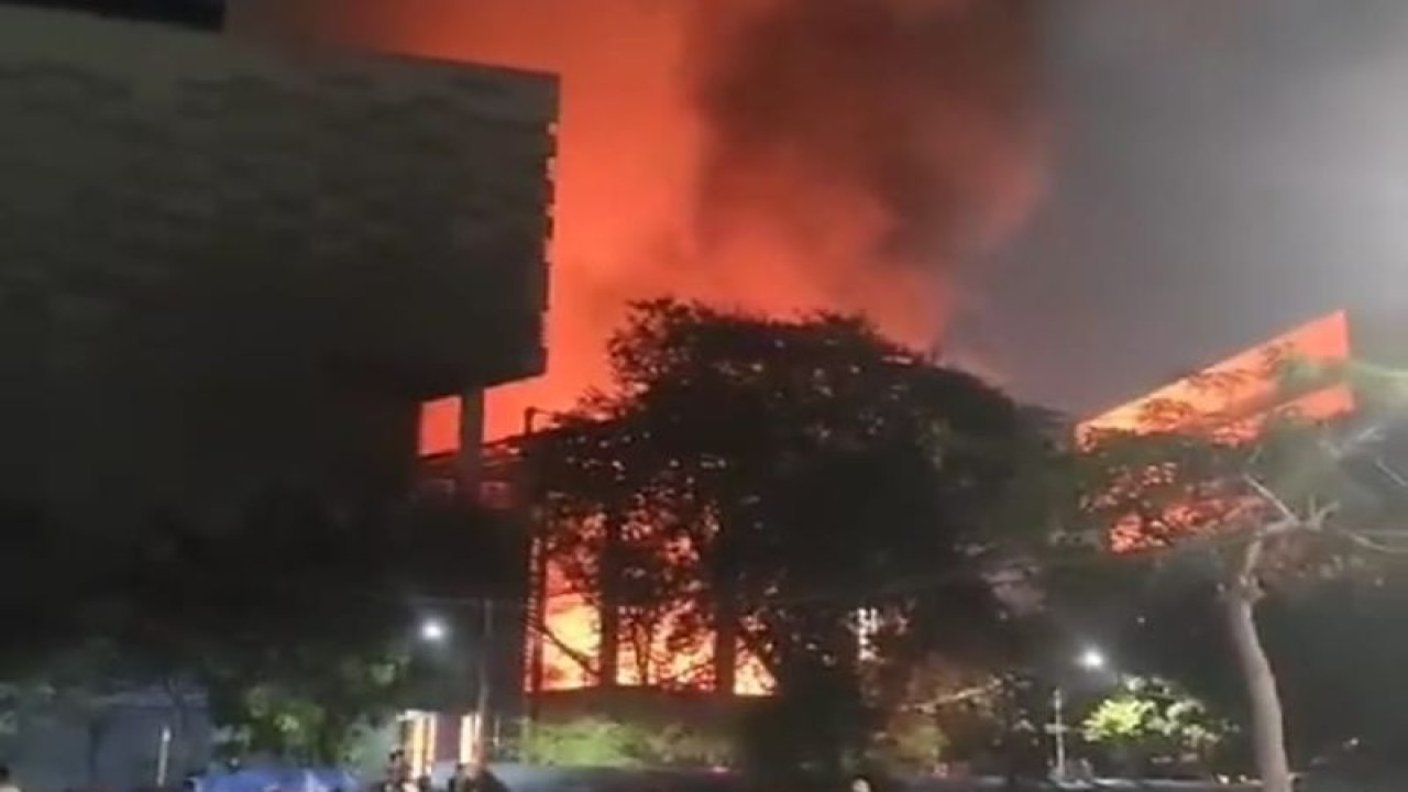 Tangkapan layar situasi kebakaran di Museum Nasional atau Museum Gajah yang terletak di Jalan Medan Merdeka Barat, Gambir, Jakarta Pusat pada Sabtu (ANTARA/Humas JakFire)