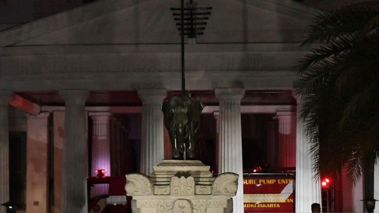 Polisi berjaga saat petugas pemadam kebakaran berupaya memadamkan api ketika terjadi kebakaran di Museum Nasional di Jakarta, Sabtu (16/9/2023). ANTARA FOTO/ Fakhri Hermansyah/Spt/aa. (ANTARA FOTO/Fakhri Hermansyah)