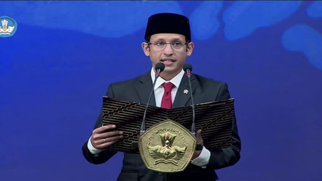 Menteri Pendidikan, Kebudayaan, Riset, dan Teknologi (Mendikbudristek) Nadiem Anwar Makarim melantik tujuh orang pemimpin perguruan tinggi untuk periode 2023-2027 di Jakarta, Senin (25/9/2023). (ANTARA/Astrid Faidlatul Habibah)