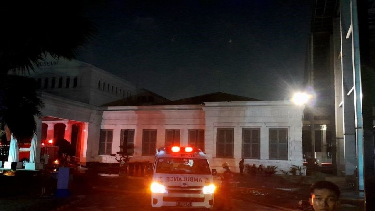 Suasana di depan Museum Nasional, Jakarta Pusat, Minggu (17/9/2023) dini hari pasca kebakaran yang terjadi pada Sabtu (16/9). Beberapa petugas kepolisian terlihat masih melakukan penjagaan. (ANTARA/Lintang Budiyanti Prameswari)