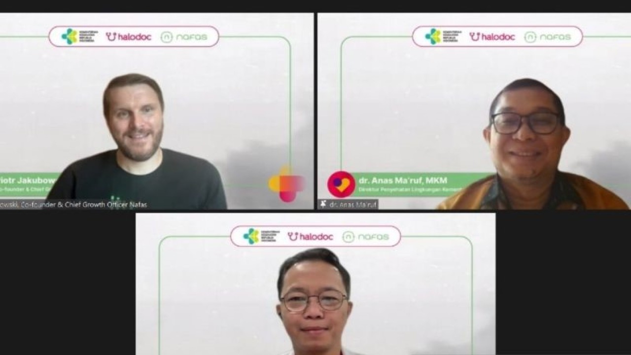 Tangkapan layar Chief of Medical Halodoc dr Irwan Heriyanto (tengah), Direktur Penyehatan Lingkungan Kementerian Kesehatan (Kemenkes) RI dr Anas Ma'ruf (kanan) serta Co-founder & Chief Growth Officer Nafas Piotr Jakubowski (kiri) dalam paparan hasil studi terkait Polusi Udara pada Selasa (26/9/2023). (ANTARA/HO-Artemis)