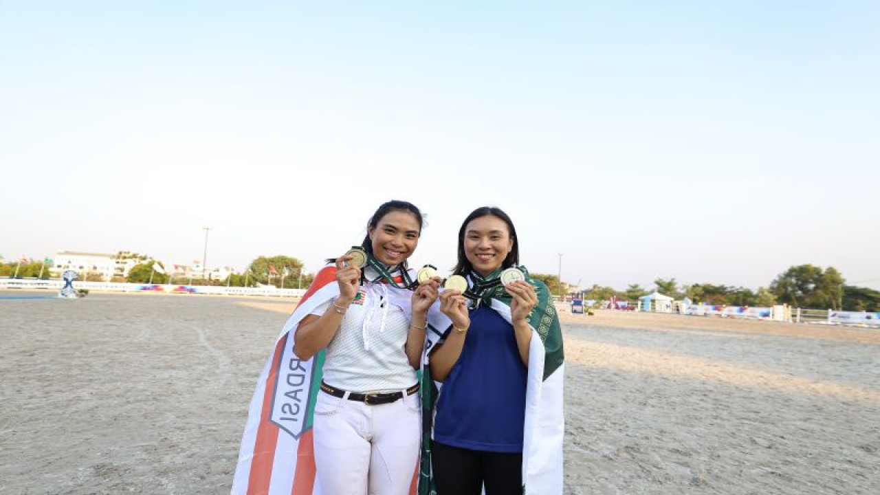 Natasha dan Karen Herjawan memamerkan medali emas yang diperoleh di Kejuaraan Nasional (Kejurnas) Equistrian 2023 yang digelar di Jakarta Internasional Equestrian Park (JIEP), Pulomas, Jakarta Timur, Jumat (15/09/2023). (HO/PP Pordasi)