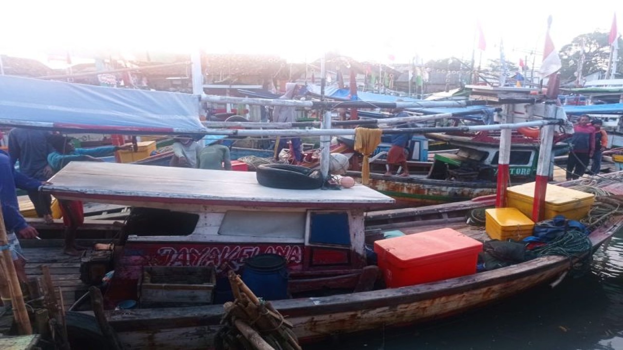 Nelayan tradisional di Muara Binuangeun, Kabupaten Lebak, Banten tangkapan ikan melimpah, menyusul cuaca di perairan Banten selatan relatif normal. ANTARA/Mansur