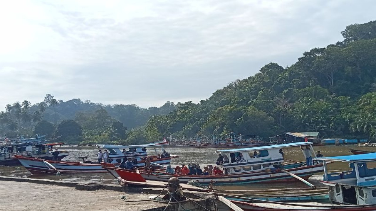 Perahu nelayan di Air Bangis Kecamatan Sungai Beremas Kabupaten Pasaman Barat saat bersandar lagi istirahat. Saat ini sudah ada 3.000 nelayan yang sudah masuk asuransi dan Pemkab setempat terus berupaya memberikan perlindungan bagi nelayan. Antara/Altas Maulana.