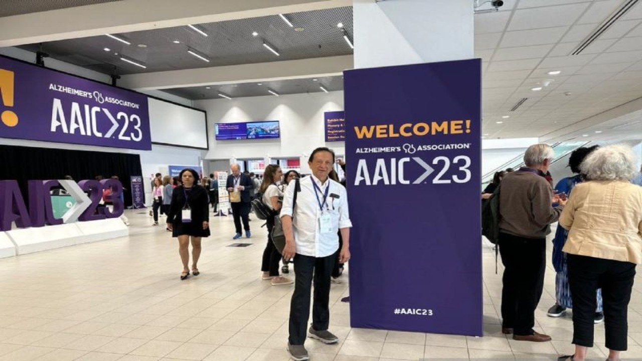 Ahli penyakit saraf (neurolog) Indonesia, dr Andreas Harry SpS (K) sebagai peserta konferensi internasional tentang penyakit Alzheimer yang diselenggarakan The Alzheimer`s Association International Conference (AAIC) di Amsterdam, Belanda, Selasa (18/7/2023). FOTO ANTARA/dok.pribadi