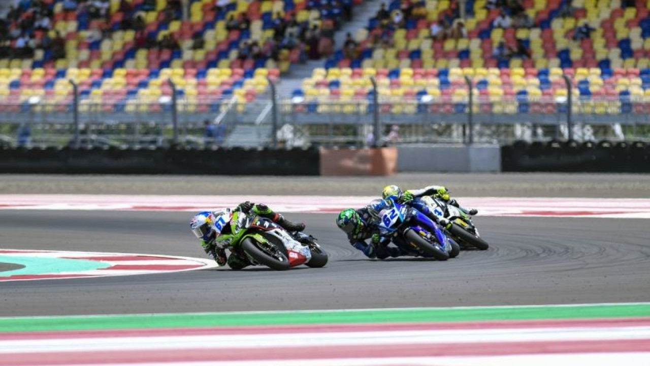 Foto arsip - Sejumlah pebalap WSSP memacu kecepatan saat final race World Supersport (WSSP) 2023 di Pertamina Mandalika International Street Circuit di KEK Mandalika, Praya, Lombok Tengah, NTB, Minggu (5/3/2023). . ANTARA FOTO/Ahmad Subaidi/nym.