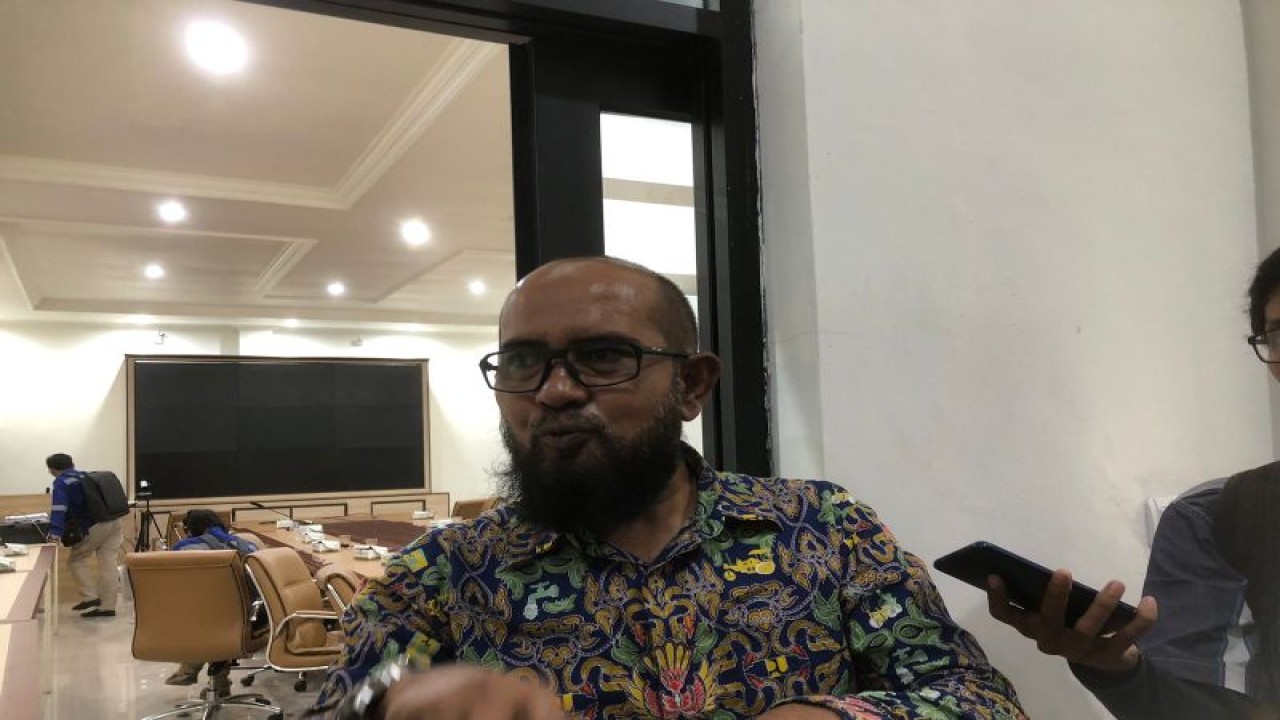 Pejabat pembuat komitmen (PPK) sungai dan pantai Balai Besar Wilayah Sungai Cidanau Ciujung Cidurian (BBWSC3) Junaedy Malay, saat di wawancarai di BBWSC3, Serang, Banten, Kamis (21/9/2023) (ANTARA/Desi Purnama Sari)
