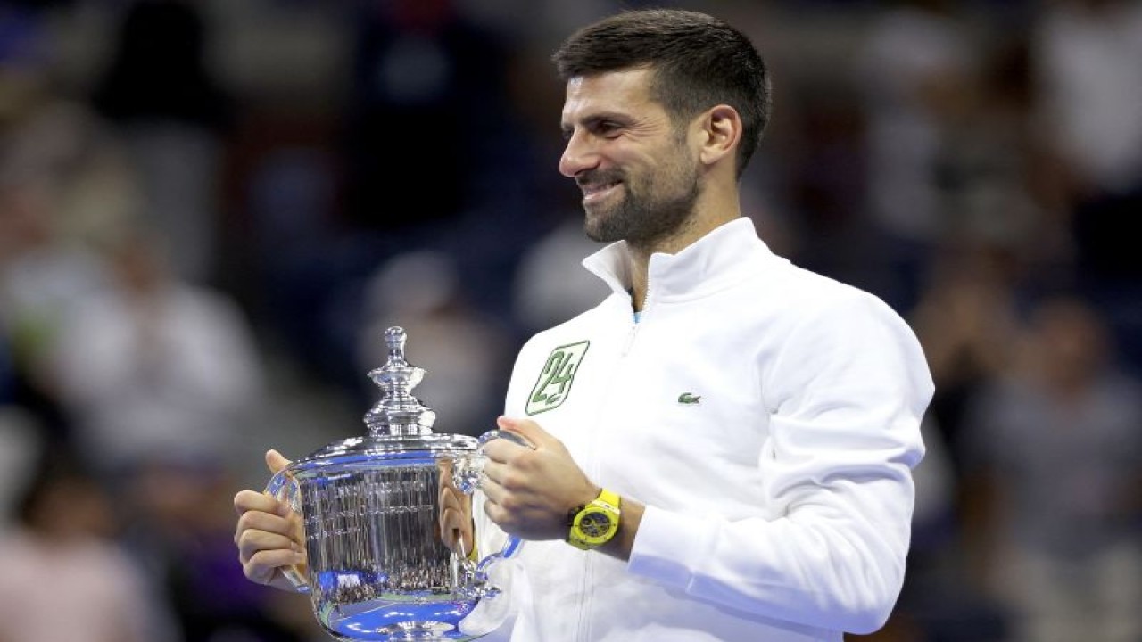 Petenis Serbia Novak Djokovic merayakan kemenangannya sembari membawa trofi pemenang US Open 2023 usai mengalahkan Daniil Medvedev (Rusia) di USTA Billie Jean King National Tennis Center, 10 September 2023. (ANTARA/AFP/Getty Images via AFP/MATTHEW STOCKMAN)