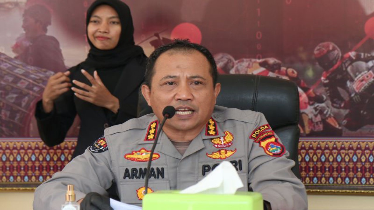 Kepala Bidhumas Polda NTB Kombes Pol. Arman Asmara Syarifuddin. (ANTARA/Dhimas B.P.)